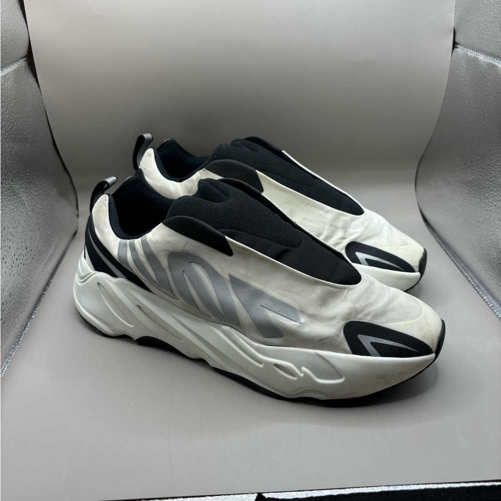 Yeezy 700 analog